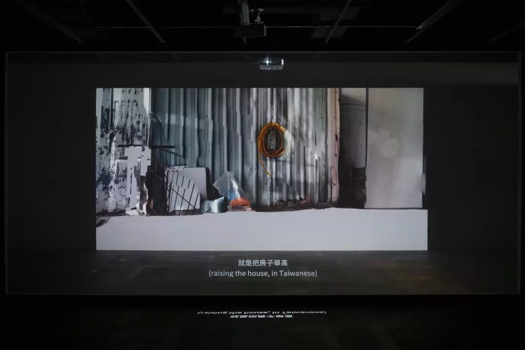 張庭甄，《藍門後的光》，雙層投影雙頻道錄像裝置，21 分循環 ，2025。圖片來源:藝術家提供。