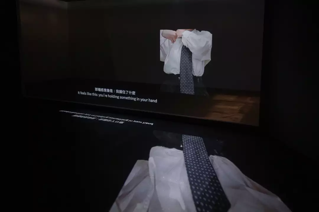 張庭甄，《藍門後的光》，雙層投影雙頻道錄像裝 置，21 分循環 ，2025。圖片來源:藝術家提供。