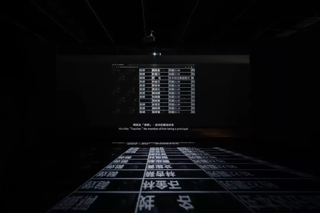 張庭甄，《藍門後的光》，雙層投影雙頻道錄像裝 置，21 分循環 ，2025。圖片來源:藝術家提供。