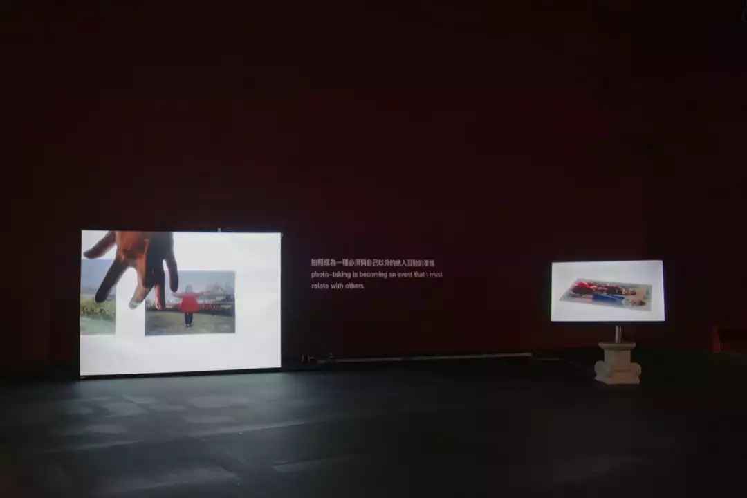 張庭甄，《那一天，風光明媚》，雙頻道錄像，30’55” 循環播放，2022。圖片來源:藝術家提供。