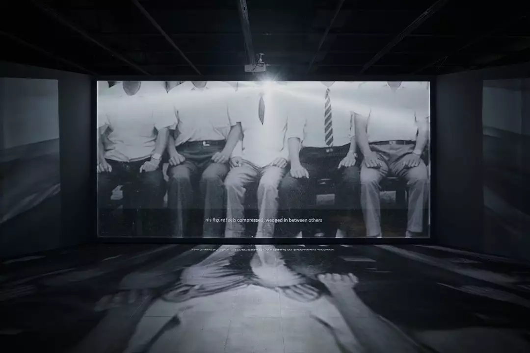 張庭甄，《藍門後的光》，雙層投影雙頻道錄像裝 置，21 分循環 ，2025。圖片來源:藝術家提供。