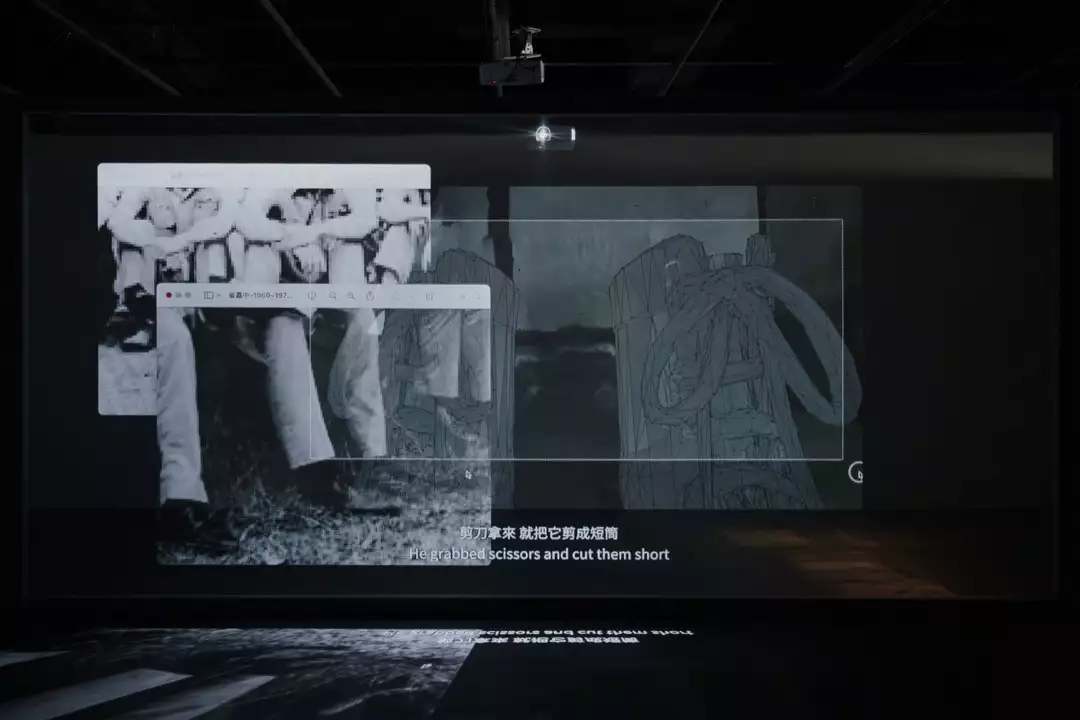 張庭甄，《藍門後的光》，雙層投影雙頻道錄像裝 置，21 分循環 ，2025。圖片來源:藝術家提供。