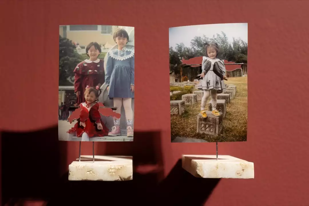 張庭甄，《你直得被愛》，家庭照片數位輸出、大理 石、鋁、抽屜，8.9 × 12.7 cm，四件 / 10.2 × 15.2 cm， 二件，2022。圖片來源:藝術家提供。